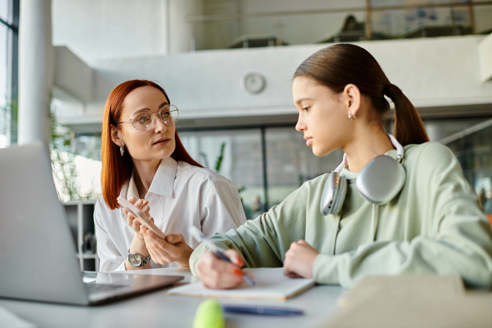 Orientadora conversando con una alumna en tutoría