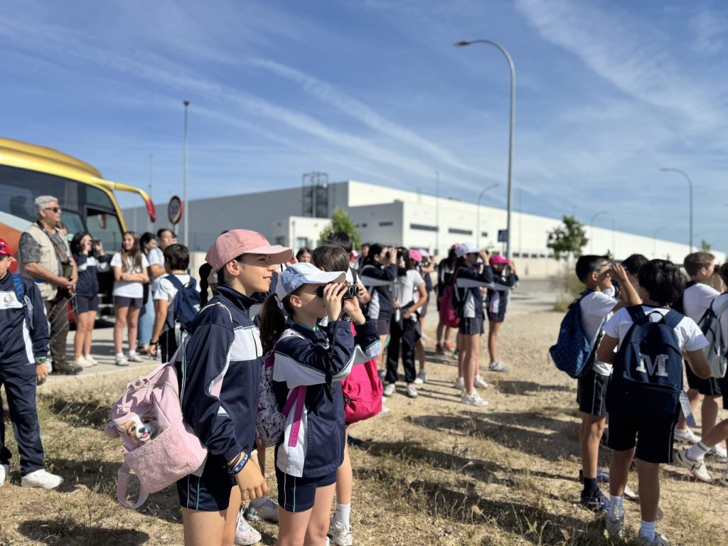 Alumnado de 6º de Primaria en una actividad de avistamiento de aves en Illescas