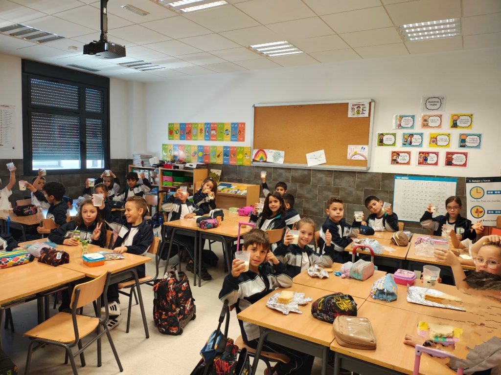 Programa de consumo saludable de la JCCM, toma de leche en Infantil y Primaria