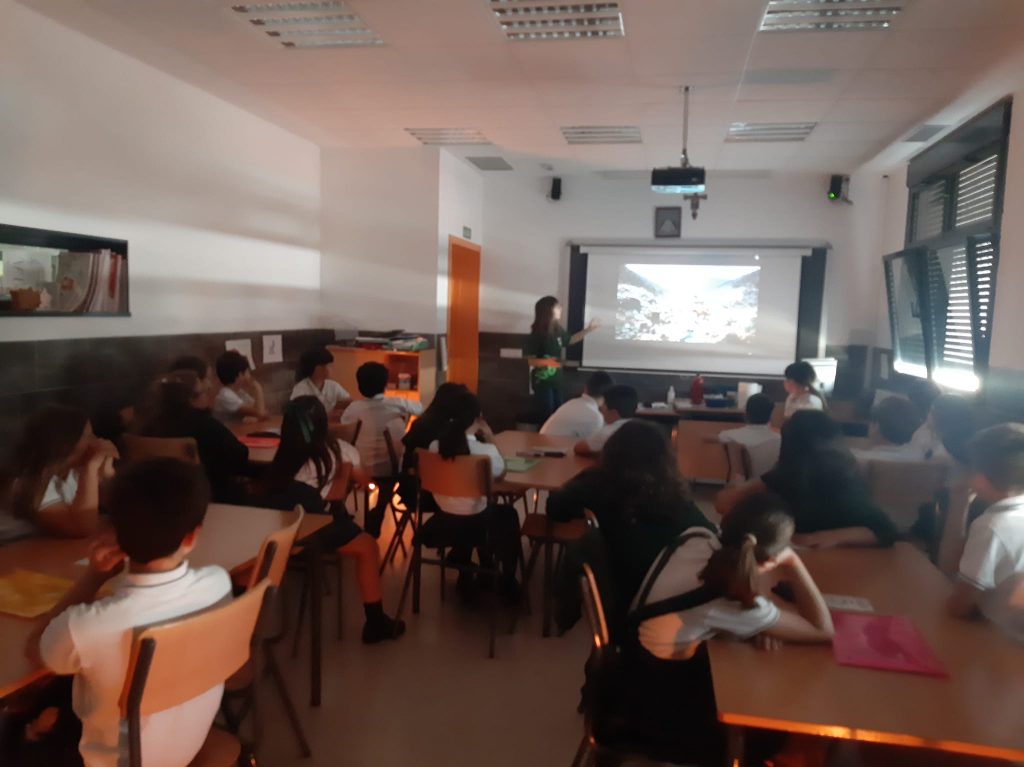 Alumnos de 1º y 4º de Primaria visitando el Punto Limpio de Illescas