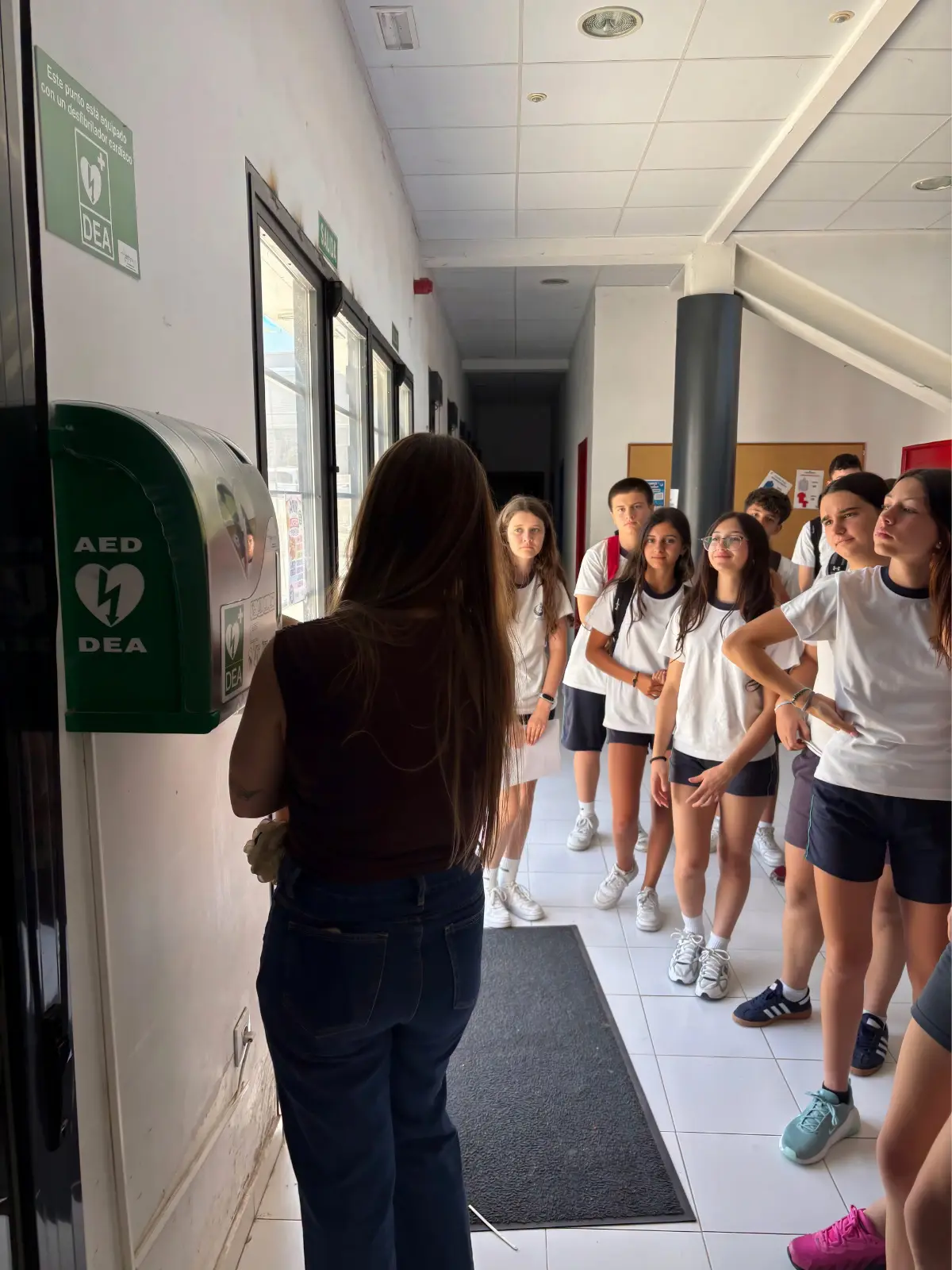 Alumnos conociendo las instalaciones del centro