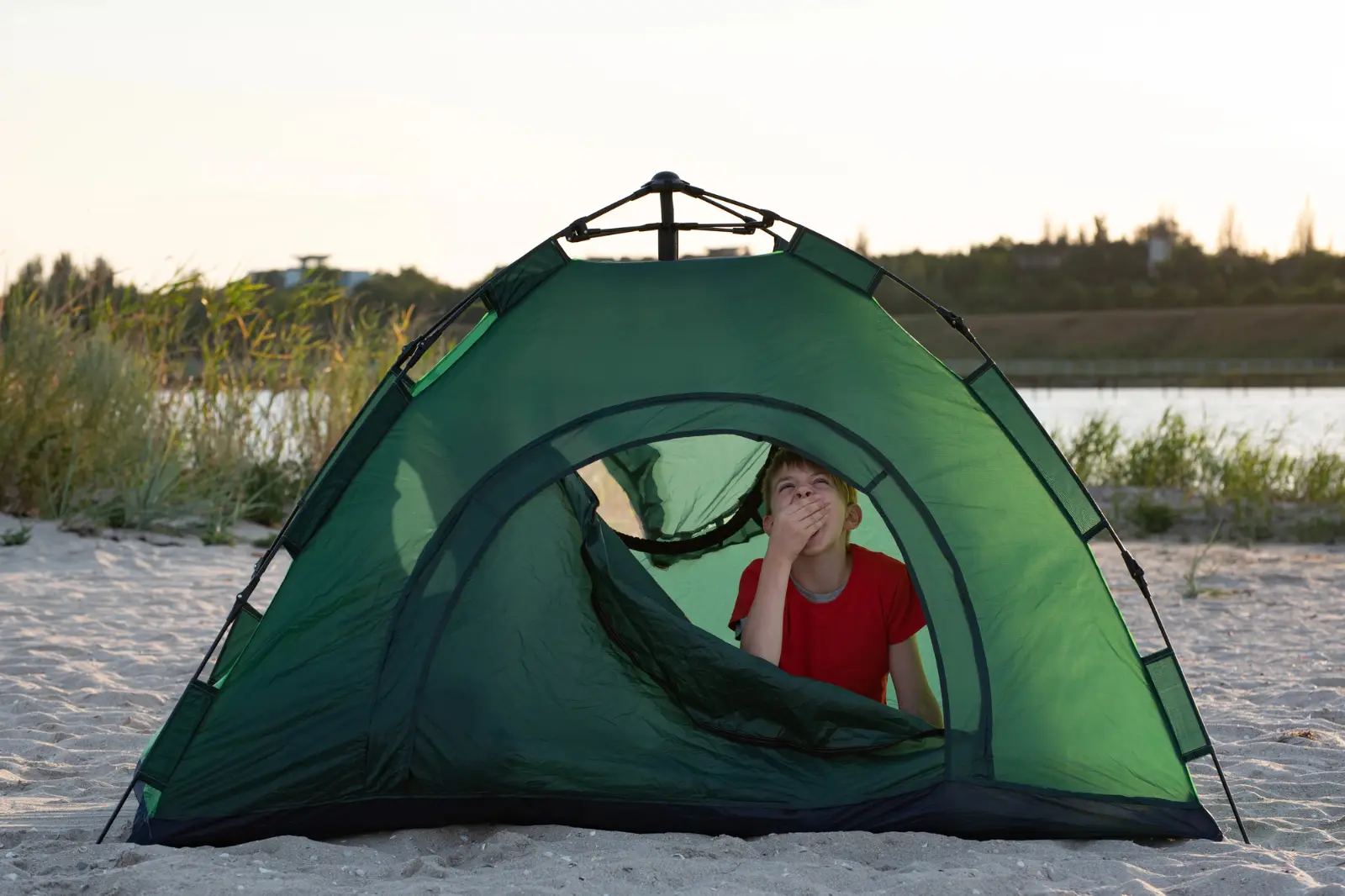 Tienda tipi del campamento junto al bosque