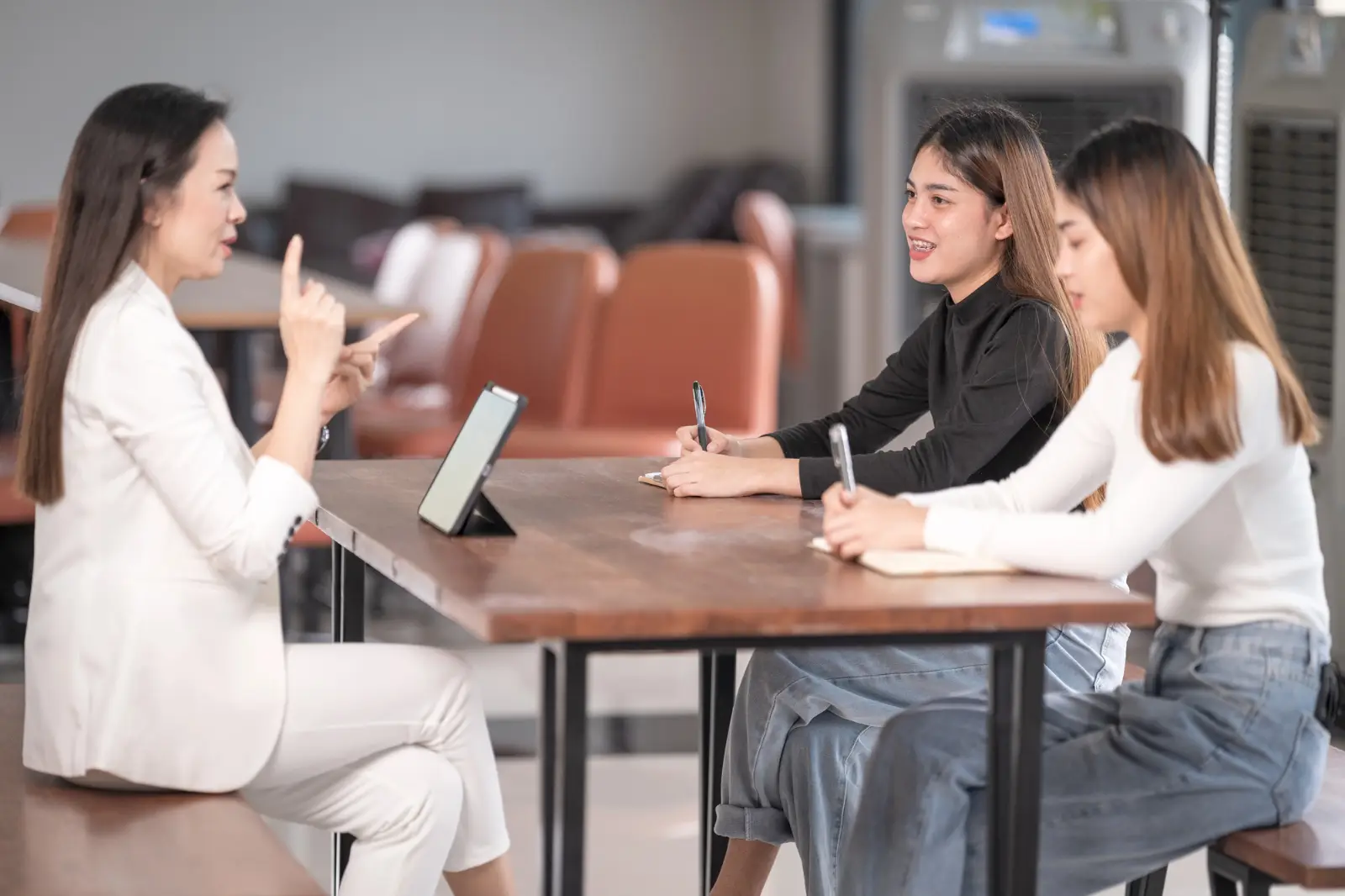 Orientadora conversando con una alumna en tutoría